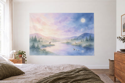 Wandtuch Märchenlandschaft zwischen Tag und Nacht im hellen Schlafzimmer gegenüber dem Bett, rechts eine Holzkommode – Rosa