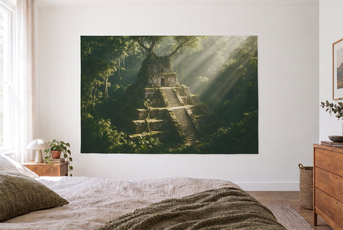 Wandtuch Maya-Tempel im Dschungel im hellen Schlafzimmer gegenüber dem Bett, rechts eine Holzkommode – Grün Grau
