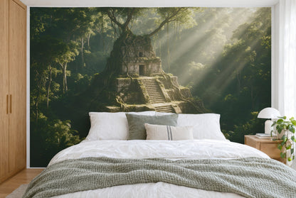 Bedruckter Stoff im XXL-Format: überwucherter Maya-Tempel mit Lichtstrahlen, wandfüllend hinter dem Bett