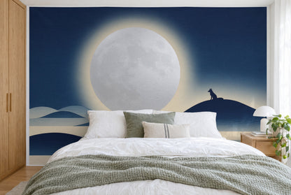 Bedruckter Stoff im XXL-Format: silberner Vollmond und Fuchs-Silhouette auf dem Hügel, wandfüllend hinter dem Doppelbett