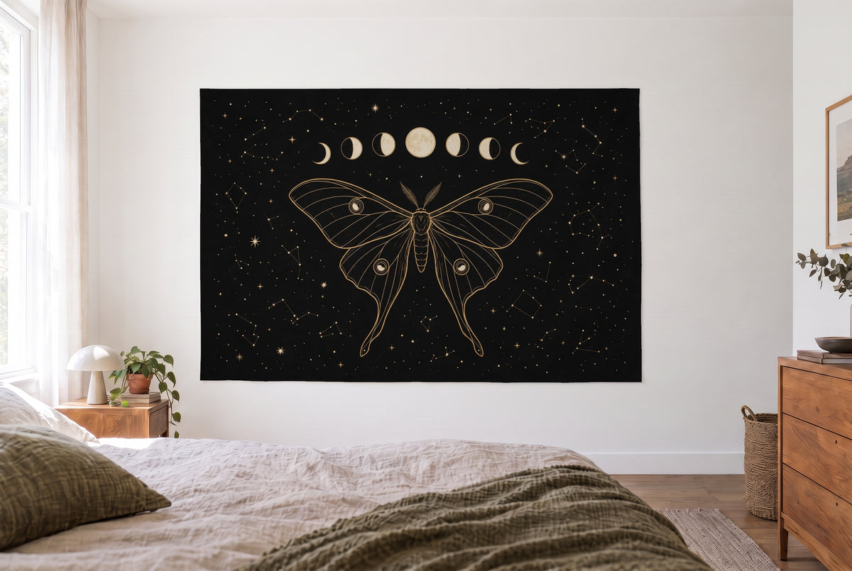 Tenture phases de lune avec phalène dans une chambre claire face au lit, commode en bois à droite – or