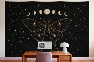 Déco murale dans le bureau derrière la table de travail : tenture murale Phases de lune sur noir avec phalène, imprimée sur tissu