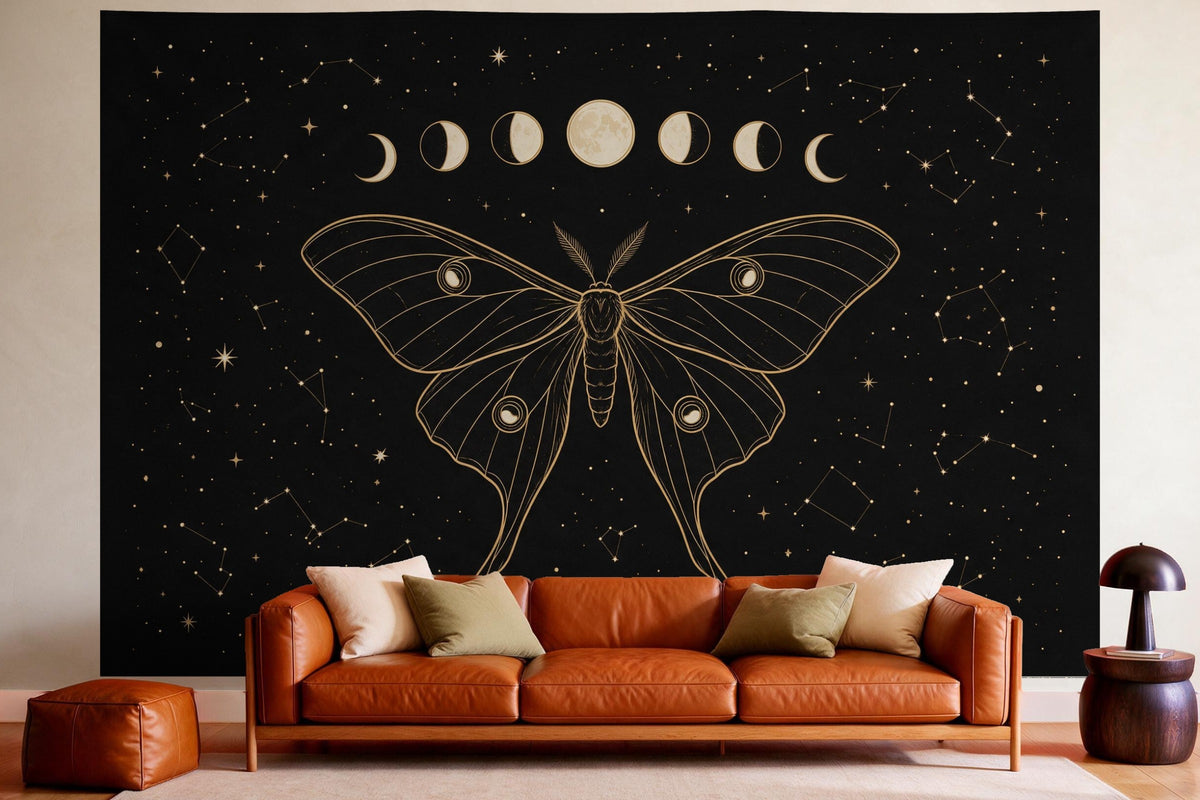 Tenture murale XXL Phases de lune sur noir avec phalène en déco murale dans un salon chaleureux au-dessus du canapé en cuir