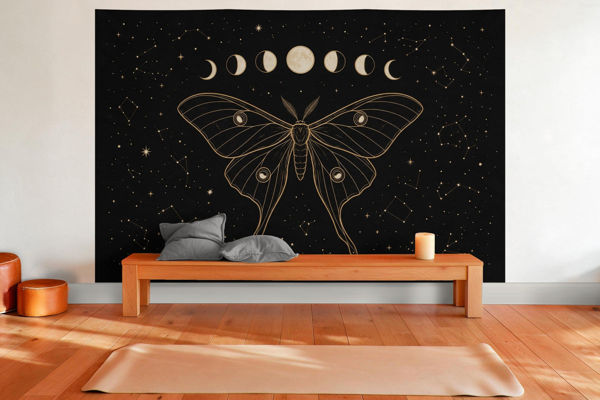 Déco murale dans une salle de yoga : tenture murale Phases de lune sur noir avec phalène, imprimée sur tissu