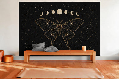 Déco murale dans une salle de yoga : tenture murale Phases de lune sur noir avec phalène, imprimée sur tissu