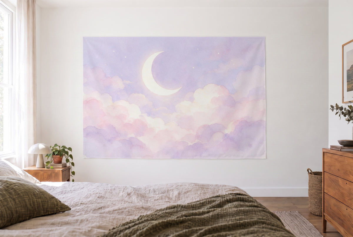 Tenture croissant de lune sur nuages pastel dans la chambre claire face au lit, commode en bois à droite – lavande