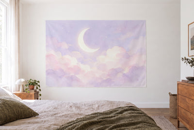 Wandtuch Mondsichel über Pastellwolken im hellen Schlafzimmer gegenüber dem Bett, rechts eine Holzkommode – Lavendel