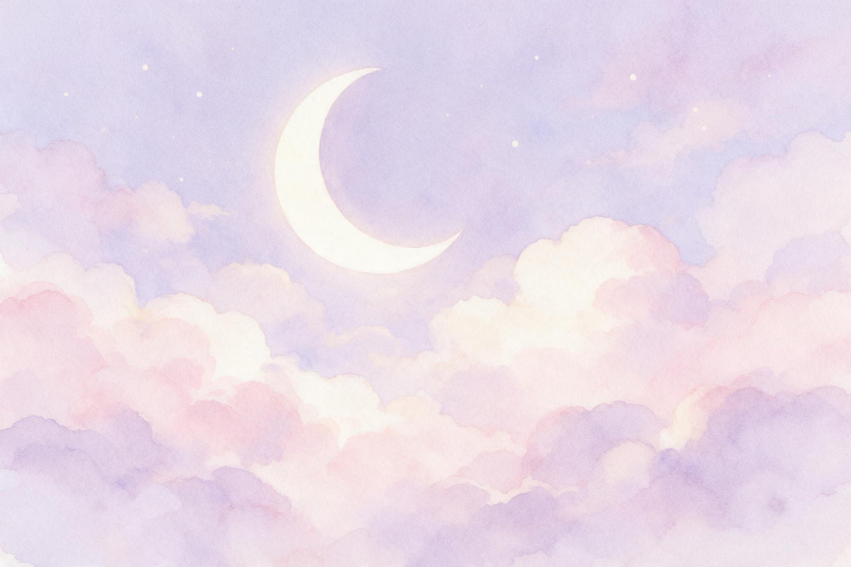 Croissant de lune pâle à gauche sur doux nuages pastel rose et lavande, tenture murale imprimée sur tissu – violet et blanc