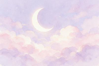 Blasse Mondsichel links über weichen Pastellwolken in Rosa und Lavendel, als Wandtuch, auf Stoff gedruckt – Violett und Weiss