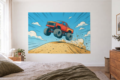 Wandtuch Monstertruck im Comic-Stil im hellen Schlafzimmer gegenüber dem Bett, rechts eine Holzkommode – Rot und Blau