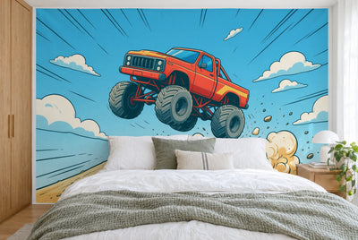 Bedruckter Stoff im XXL-Format: Monstertruck im Sprung in der Mitte, darunter Sand und Staub, wandfüllend hinter dem Bett