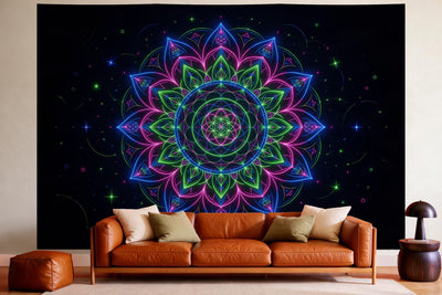 Déco murale dans un salon chaleureux au-dessus du canapé en cuir : tenture murale Mandala néon à la lumière noire, imprimée sur tissu
