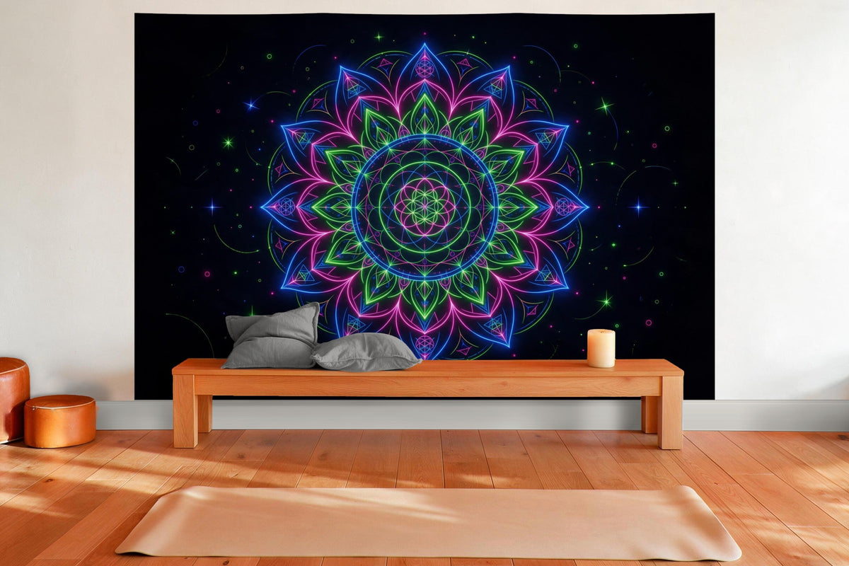 Tenture murale XXL Mandala néon à la lumière noire en déco murale dans une salle de yoga