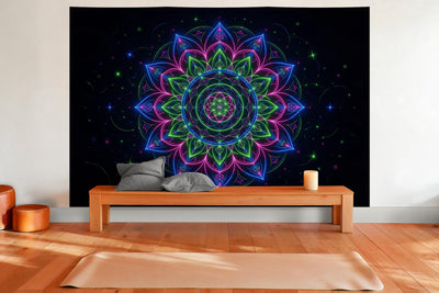 Tenture murale XXL Mandala néon à la lumière noire en déco murale dans une salle de yoga