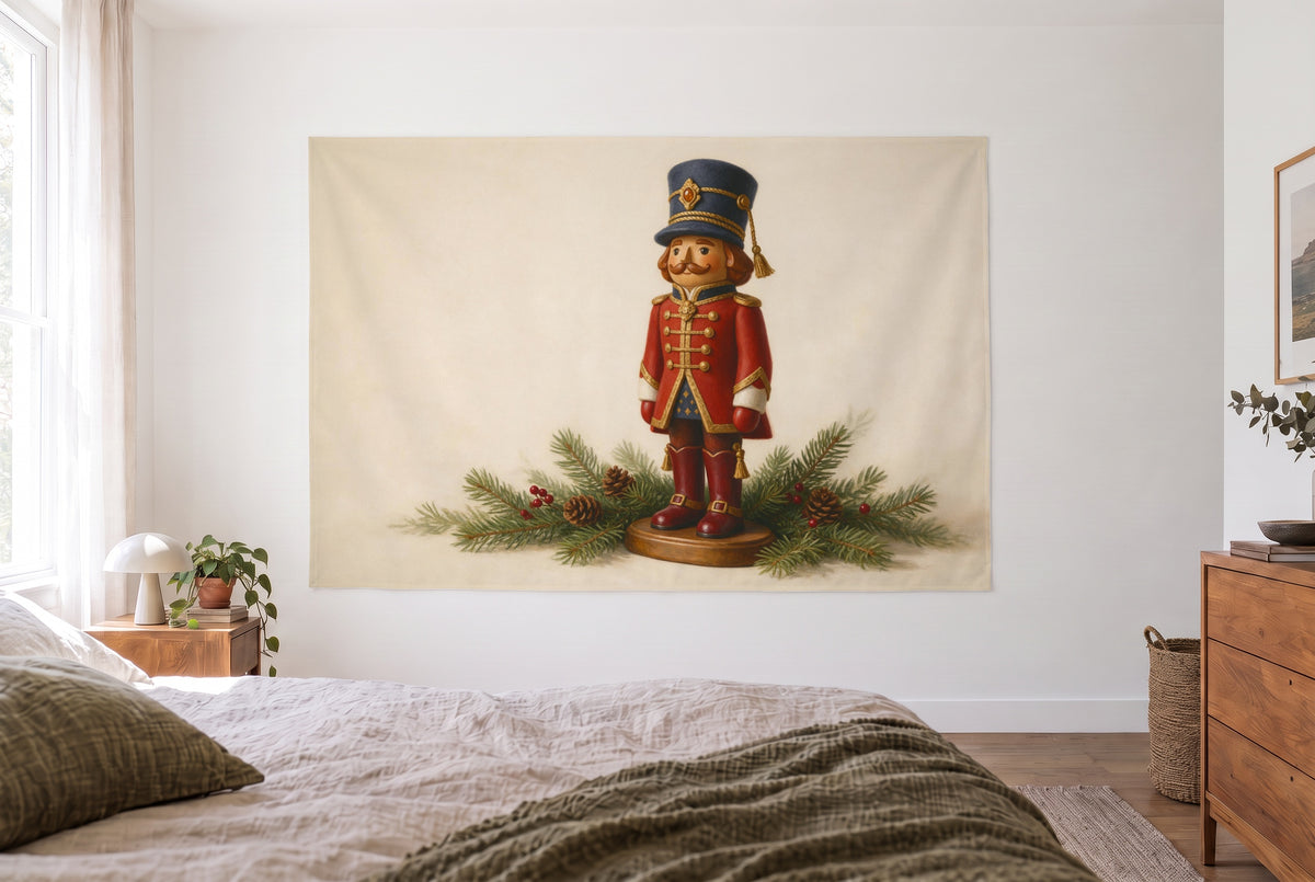 Wandtuch Nussknacker mit Tannenzweigen im hellen Schlafzimmer gegenüber dem Bett, rechts eine Holzkommode – Rot und Grün