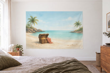 Wandtuch Piratenbucht mit Schatztruhe im hellen Schlafzimmer gegenüber dem Bett, rechts eine Holzkommode – Blau und Beige