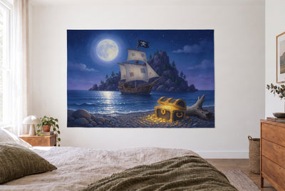 Wandtuch Piratenschiff unter dem Vollmond im hellen Schlafzimmer gegenüber dem Bett, rechts eine Holzkommode – Gold