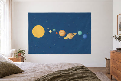 Tapiz planetas del sistema solar en dormitorio claro frente a la cama, cómoda de madera a la derecha – azul y amarillo