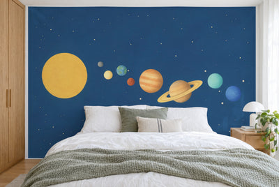 Tela impresa XXL: Sol a la izquierda, Saturno con anillos a la derecha del centro sobre azul noche, pared entera tras la cama