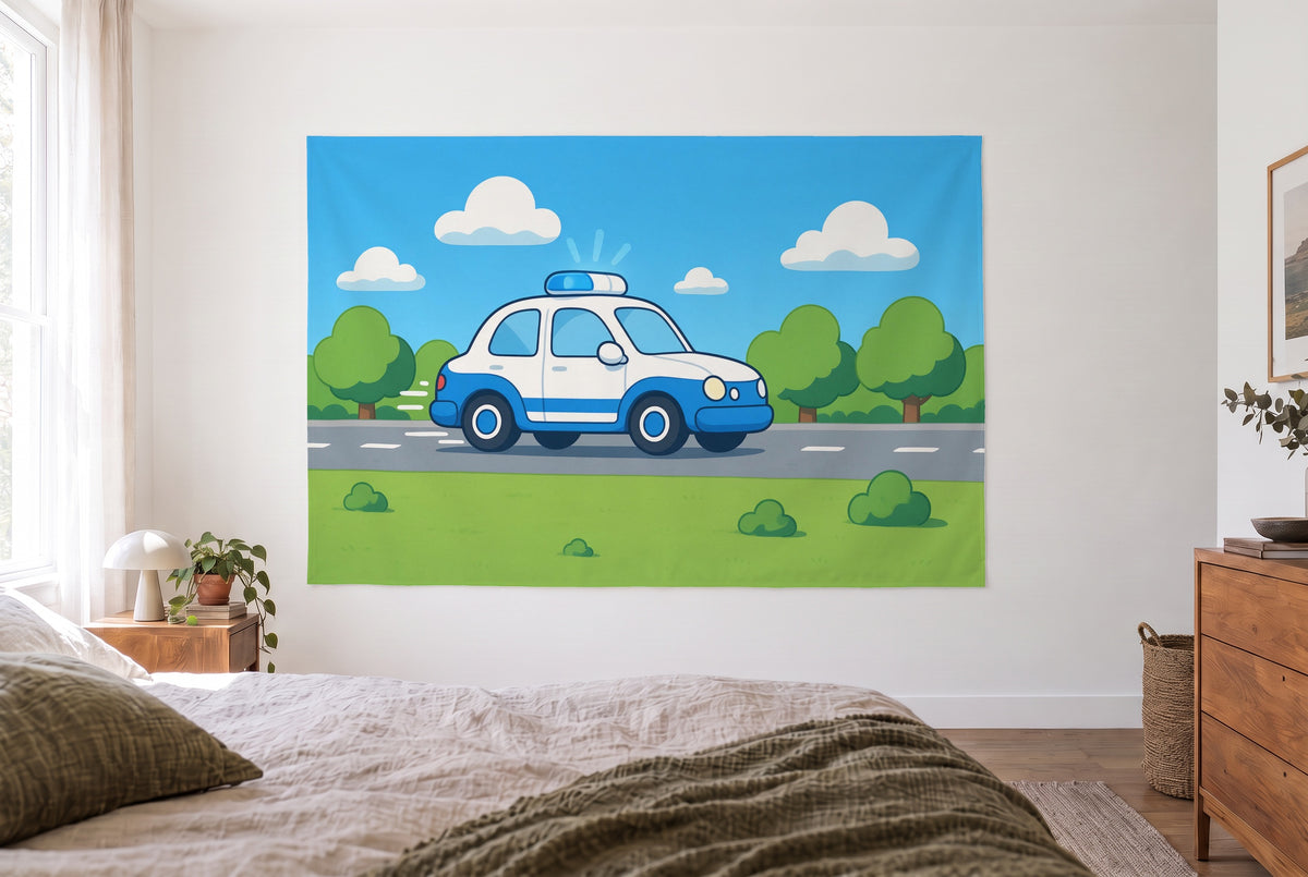Wandtuch Polizeiauto mit Blaulicht im hellen Schlafzimmer gegenüber dem Bett, rechts eine Holzkommode – Blau und Grün