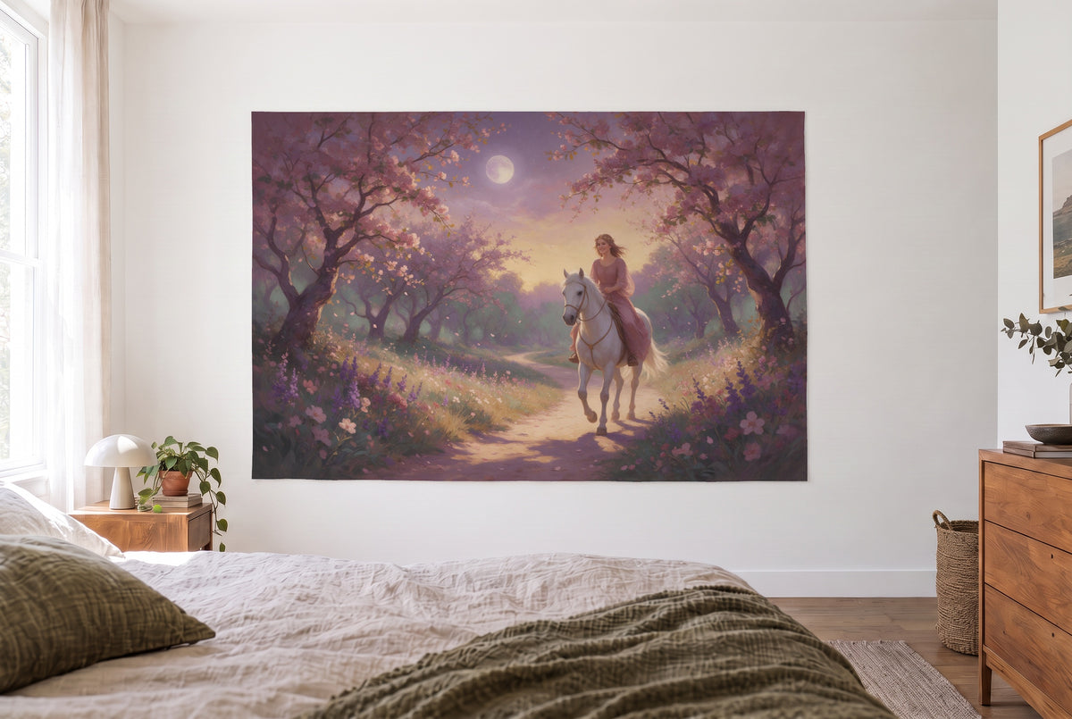 Wandtuch Prinzessin auf Pferd als Märchen-Ölgemälde im hellen Schlafzimmer gegenüber dem Bett, rechts eine Holzkommode – Rosa