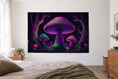 Wandtuch Psychedelic-Pilze im Neonwald im hellen Schlafzimmer gegenüber dem Bett, rechts eine Holzkommode – Pink und Violett