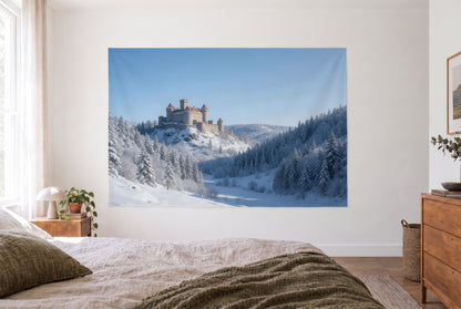 Wandtuch Ritterburg im Winter im hellen Schlafzimmer gegenüber dem Bett, rechts eine Holzkommode – Weiss und Blau