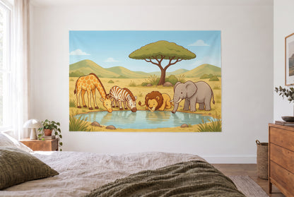 Wandtuch Safari-Tiere am Wasserloch im hellen Schlafzimmer gegenüber dem Bett, rechts eine Holzkommode – Gelb und Hellblau