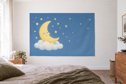 Wandtuch Schlafender Mond mit Sternen im hellen Schlafzimmer gegenüber dem Bett, rechts eine Holzkommode – Blau und Gelb