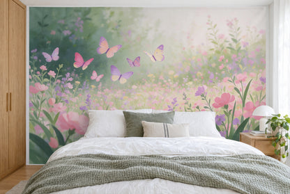 Bedruckter Stoff im XXL-Format: bunte Schmetterlinge über rosa Blumenwiese, wandfüllend hinter dem Bett