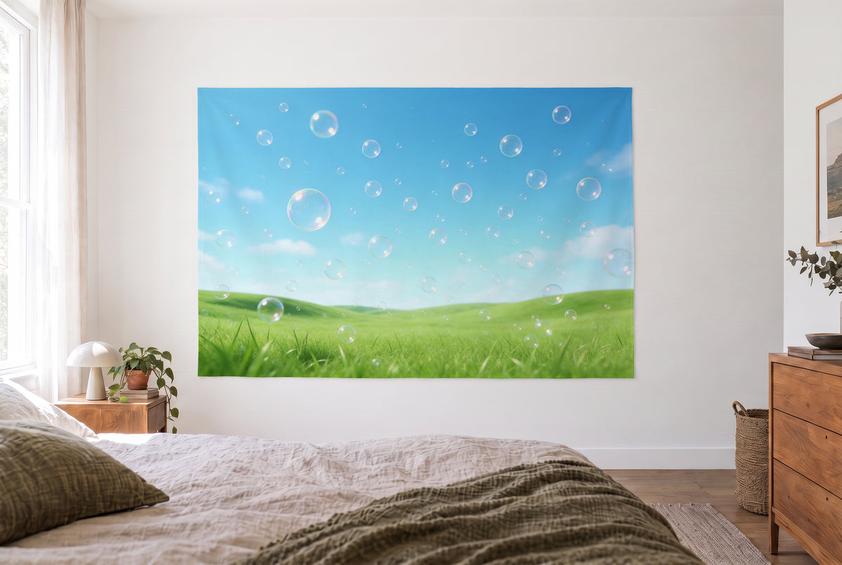 Wandtuch Seifenblasen über grüner Wiese im hellen Schlafzimmer gegenüber dem Bett, rechts eine Holzkommode – Grün