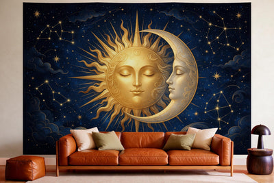 Wanddeko im gemütlichen Wohnzimmer über dem Ledersofa: Wandtuch Sonne und Mond als Gesichter in Gold, auf Stoff gedruckt