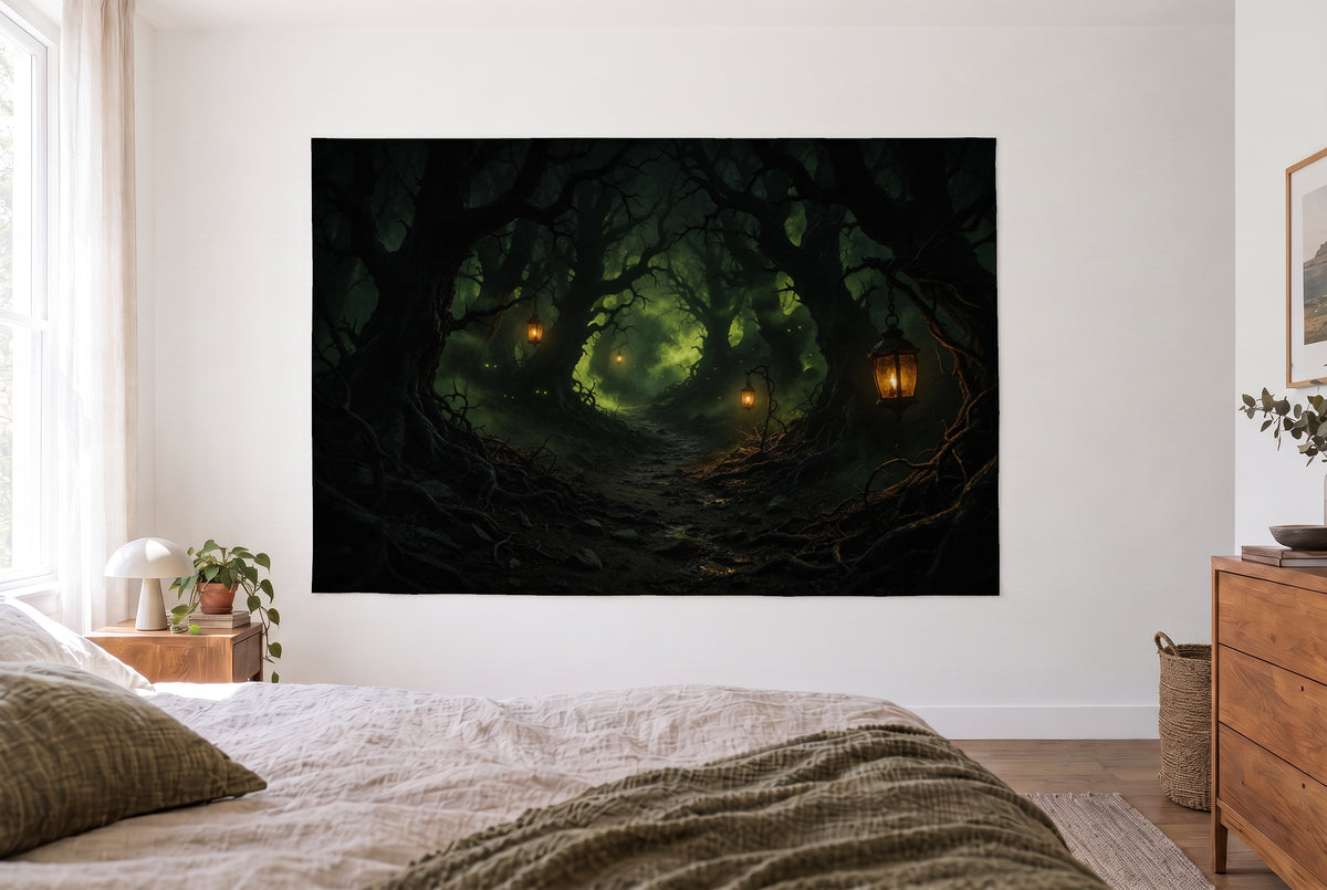 Wandtuch Spukwald mit Laternen im hellen Schlafzimmer gegenüber dem Bett, rechts eine Holzkommode – Schwarz und Giftgrün