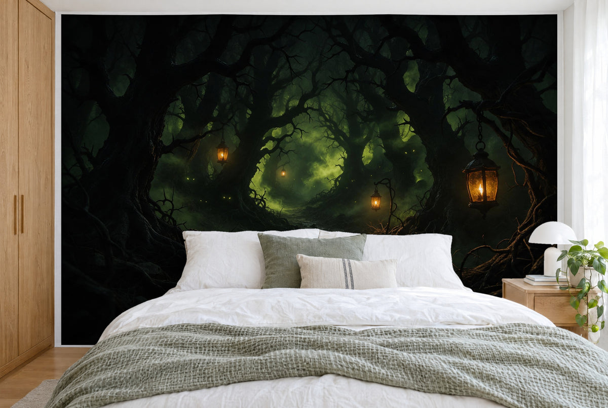 Grosses Wandtuch Spukwald mit Laternen im Schlafzimmer wandfüllend hinter dem Bett – Wandbehang aus Stoff
