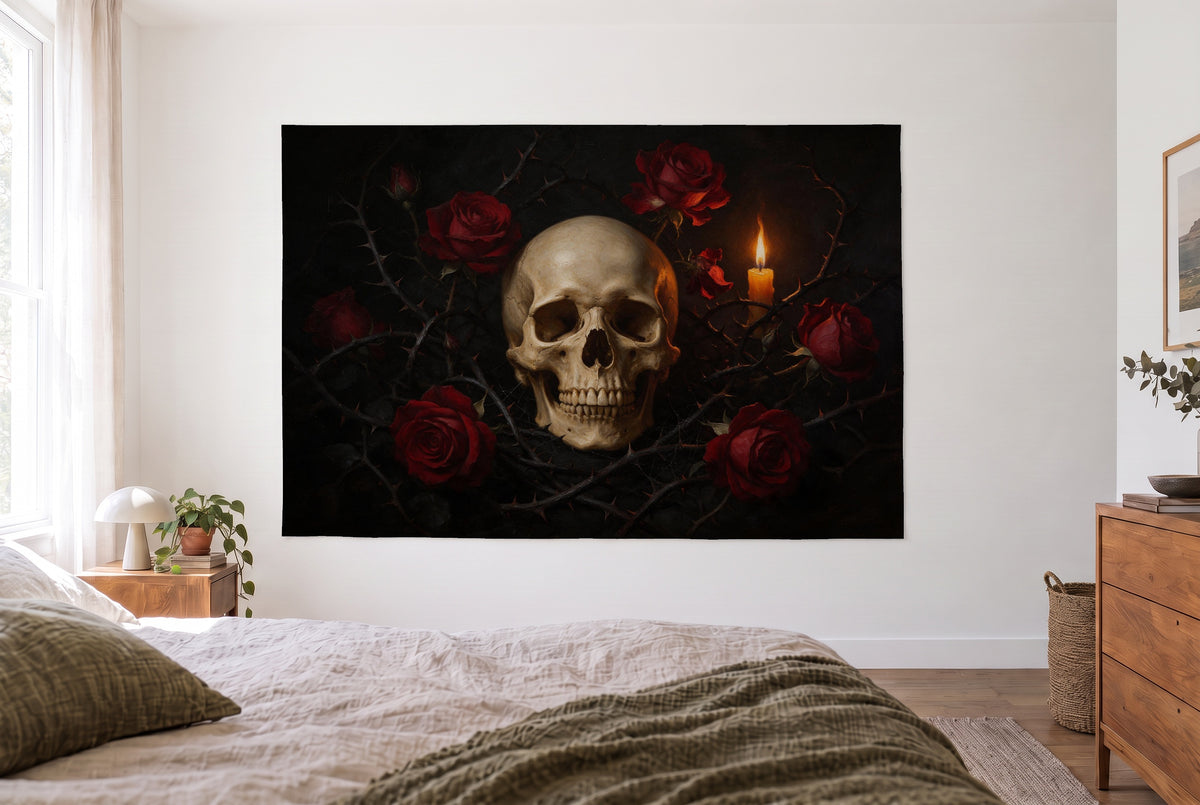 Wandtuch Totenkopf mit dunklen Rosen im hellen Schlafzimmer gegenüber dem Bett, rechts eine Holzkommode – Schwarz und Rot