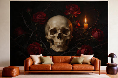 Tapiz de pared XXL Calavera con rosas oscuras como decoración en un salón acogedor sobre el sofá de cuero