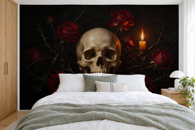 Bedruckter Stoff im XXL-Format: Schädel in der Mitte, rechts eine brennende Kerze, Rosen ringsum, wandfüllend hinter dem Bett