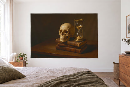 Wandtuch Totenkopf mit Sanduhr und Büchern im hellen Schlafzimmer gegenüber dem Bett, rechts eine Holzkommode