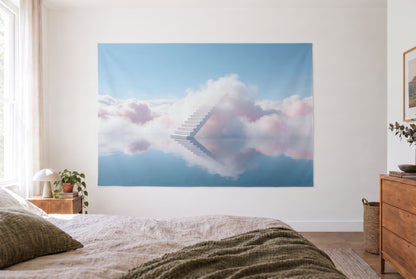 Wandtuch Treppe in die Wolken im hellen Schlafzimmer gegenüber dem Bett, rechts eine Holzkommode – Blau, Weiss und Rosa