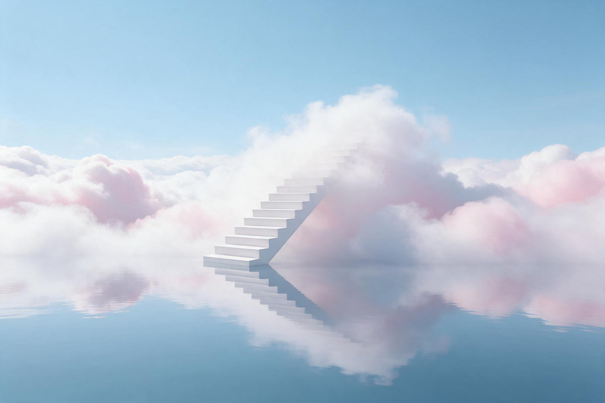 Weisse Treppe steigt aus stillem Wasser in rosa Wolken unter blauem Himmel, als Wandtuch, auf Stoff gedruckt – Blau und Rosa