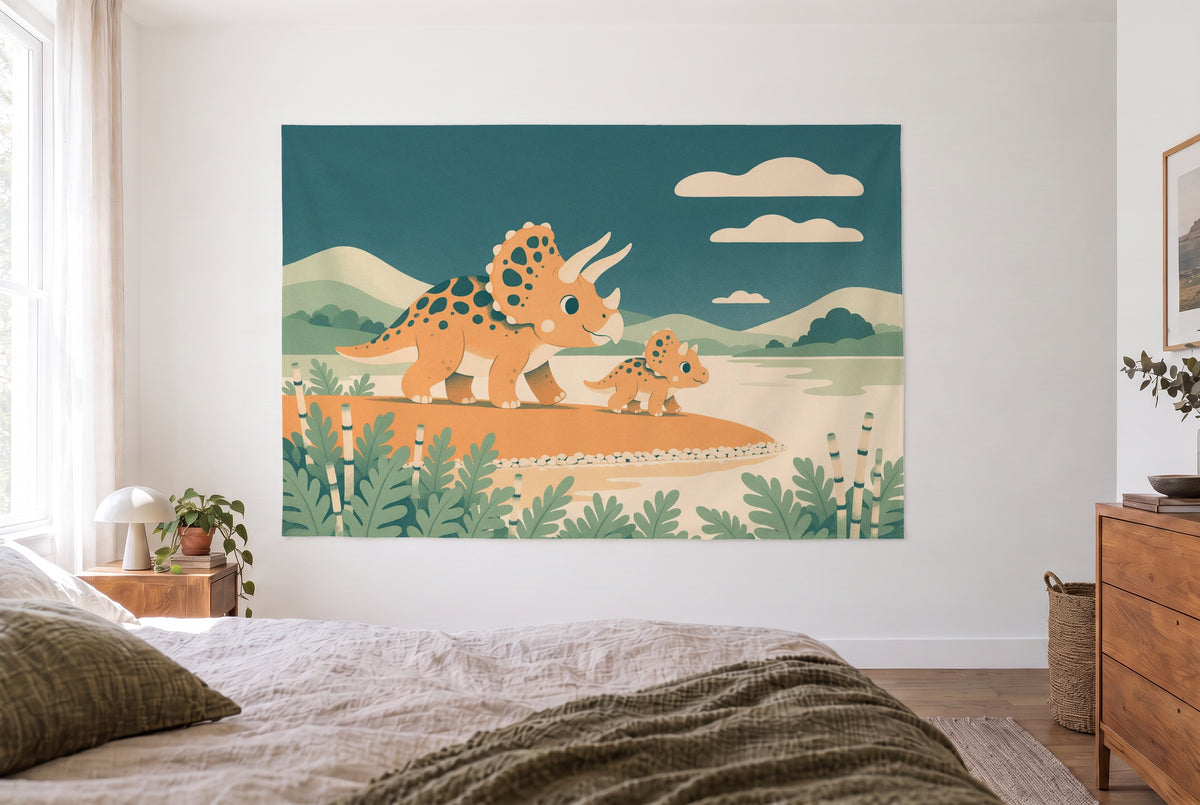 Wandtuch Dinosaurier am Fluss im hellen Schlafzimmer gegenüber dem Bett, rechts eine Holzkommode – Blau und Orange