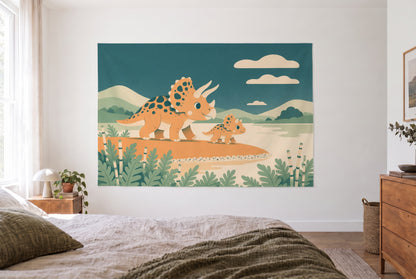 Wandtuch Dinosaurier am Fluss im hellen Schlafzimmer gegenüber dem Bett, rechts eine Holzkommode – Blau und Orange