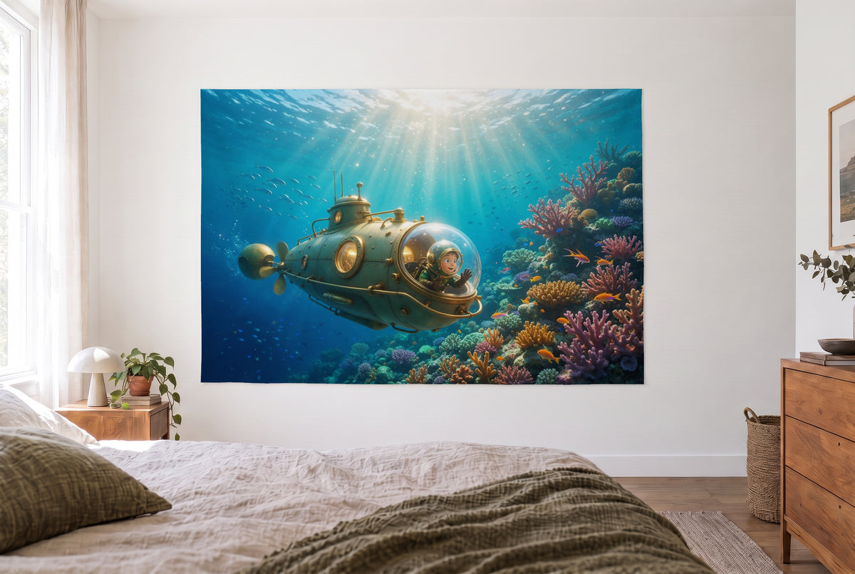 Wandtuch U-Boot im Korallenriff im hellen Schlafzimmer gegenüber dem Bett, rechts eine Holzkommode – Türkis und Gold