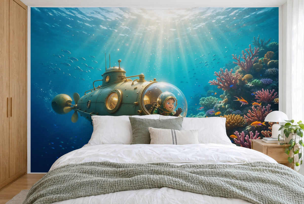 Bedruckter Stoff im XXL-Format: U-Boot mit Jungen links, rechts ein Korallenriff im Licht, wandfüllend hinter dem Bett