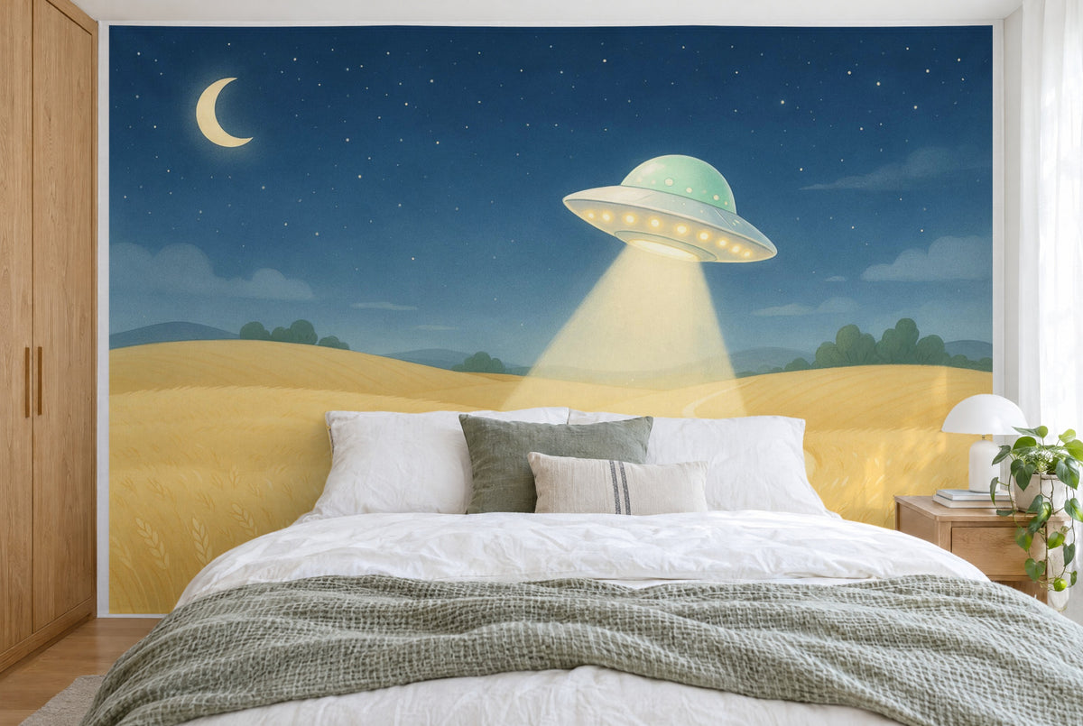 Bedruckter Stoff im XXL-Format: Retro-UFO rechts der Mitte über goldenem Weizenfeld, wandfüllend hinter dem Bett