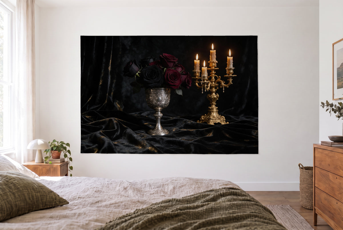 Tenture roses gothiques au chandelier dans une chambre claire face au lit, commode en bois à droite – bordeaux