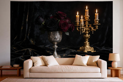 Déco murale dans un salon lumineux au-dessus du canapé : tenture murale Roses gothiques au chandelier, imprimée sur tissu