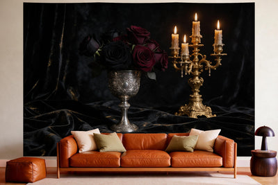 Tenture murale XXL Roses gothiques au chandelier en déco murale dans un salon chaleureux au-dessus du canapé en cuir