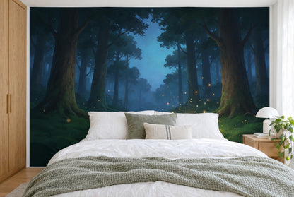 Bedruckter Stoff im XXL-Format: hohe Bäume und schwebende Lichtpunkte im blauen Dämmerwald, wandfüllend hinter dem Doppelbett