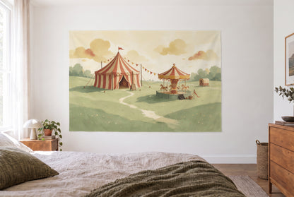 Tapiz circo vintage con carpa y carrusel en el dormitorio frente a la cama, cómoda de madera a la derecha – rojo y verde
